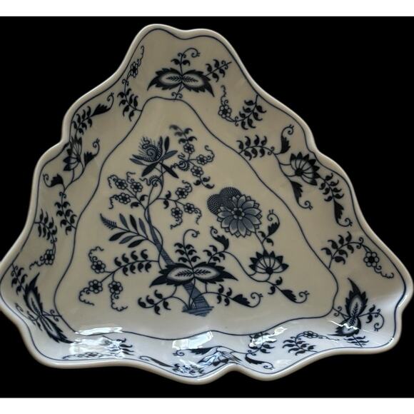 Blue Danube Blue White Onion Triangular Vegetable Bowl Vintage Floral 9" - Picture 7 of 7